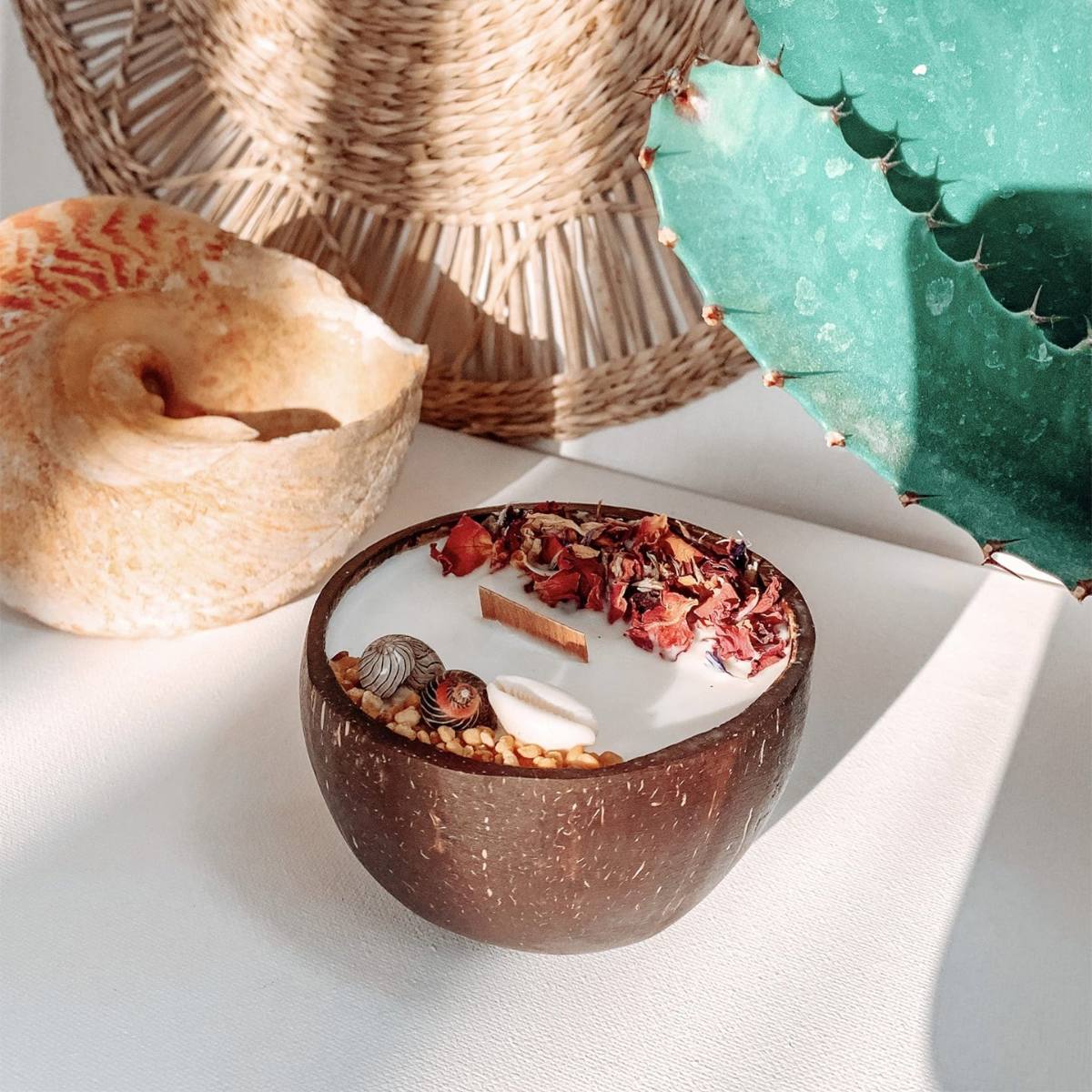 Une bougie mono&iuml; dans une noix de coco